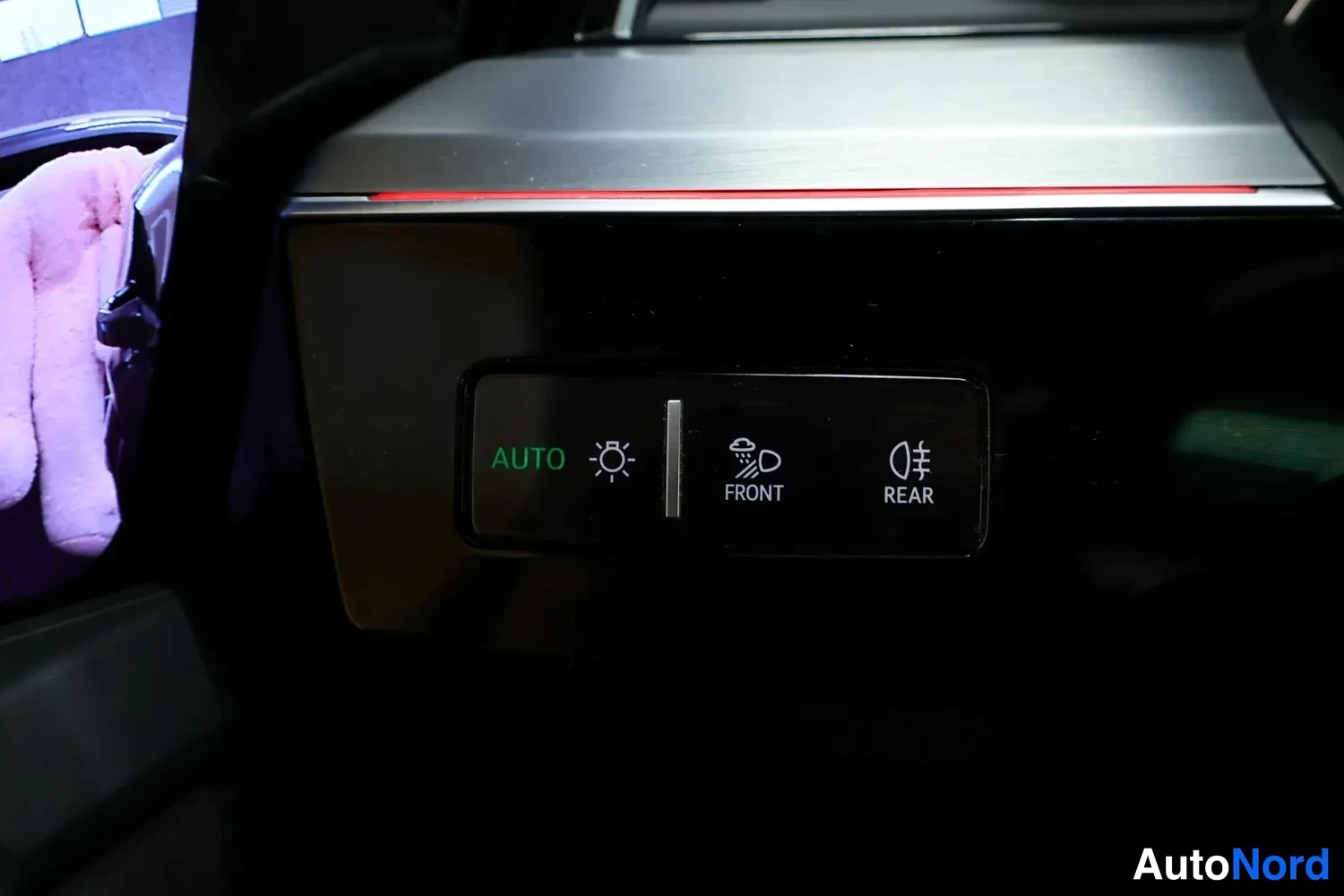 Yksityiskohta: Auton kojelaudan valokytkin, jossa tekstit AUTO, FRONT ja REAR.