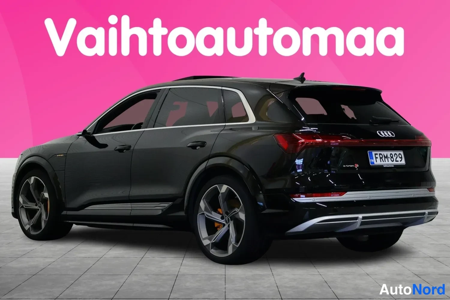 Takaviisto: Musta Audi e-tron S -maasturi takakulmasta, perä vasemmalla näkyvällä sivulla, punainen takavalo ja rekisterikilpi.