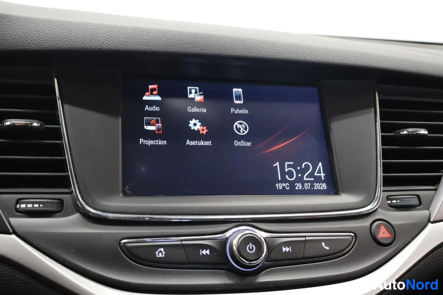 Muu: Kojelaudan infotainment-näyttö päävalikossa kuvakkeilla Audio, Galleria, Puhelin, Projection, Asetukset ja OnStar; kello 15:24, lämpötila 19°C ja päivämäärä 29.