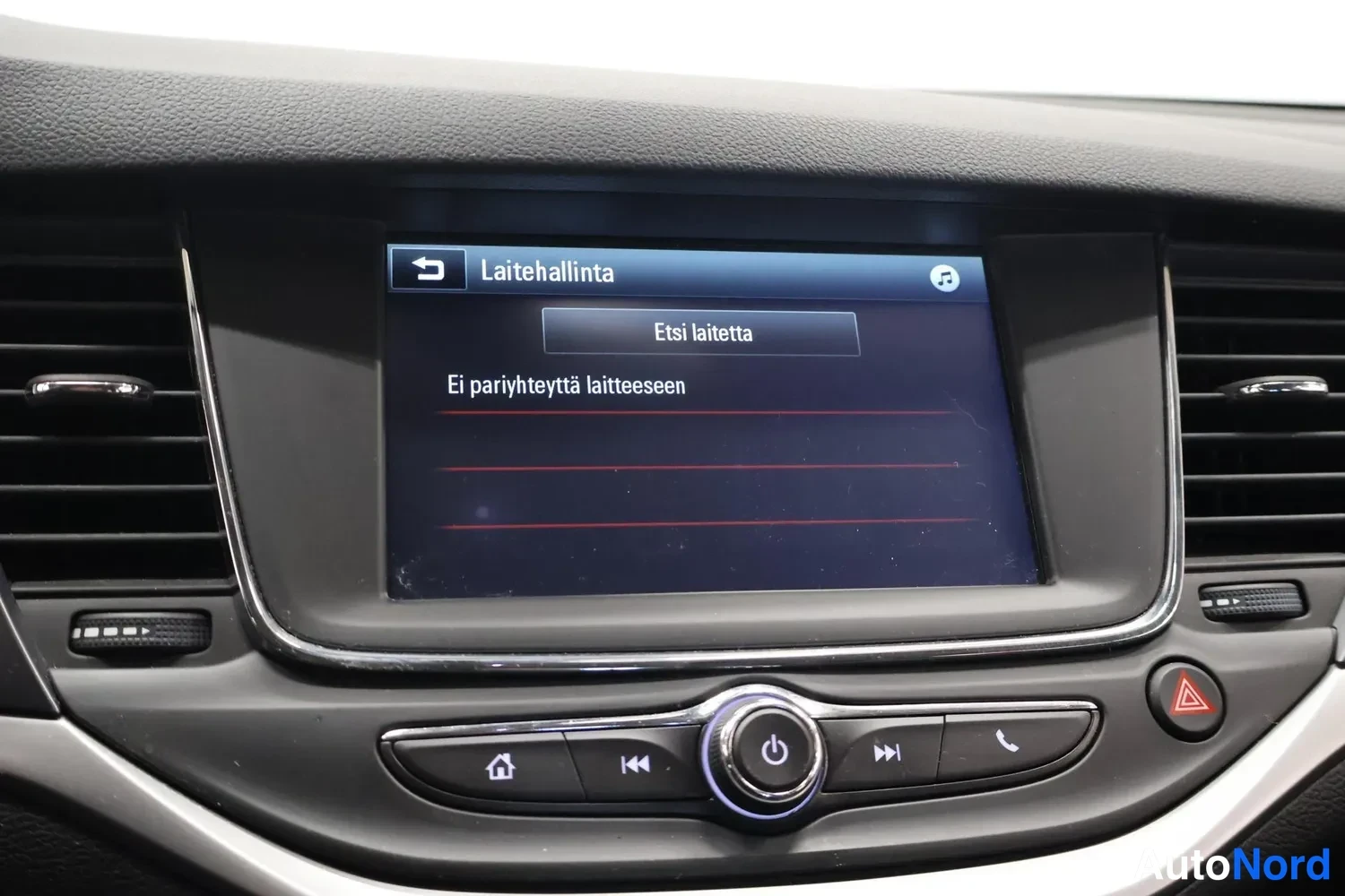 Muu: Infotainment-näytön Laitehallinta-valikko kohdalla Etsi laitetta ja teksti Ei pariyhteyttä laitteeseen.