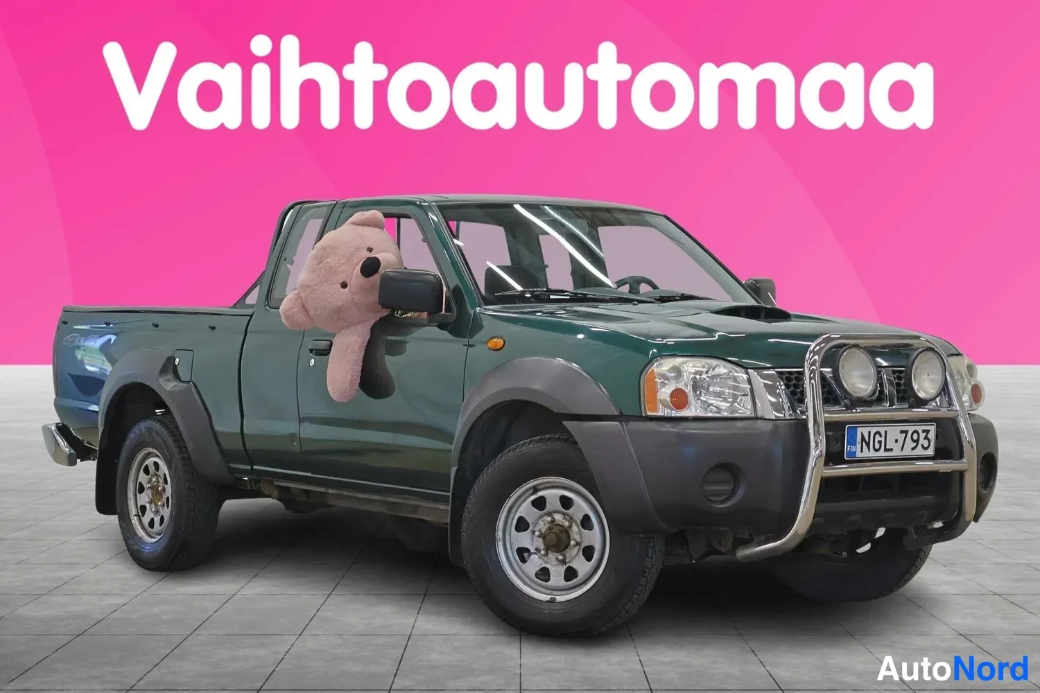 Etuviisto, nokka oikealle: Tummanvihreä avolava-auto kolmeneljännes-näkymässä keulaa oikealle, etupuskurin kaari- ja valosuoja näkyvissä.