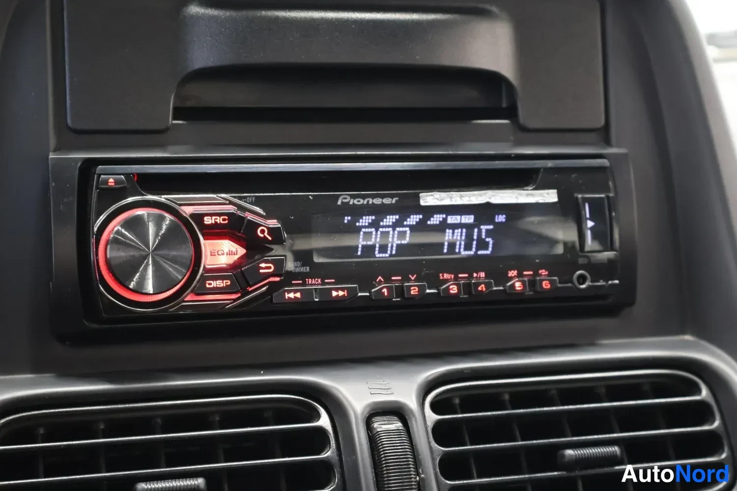 Muu: Pioneer-radiosoitin kojelaudassa; näytössä lukee POP MUS.