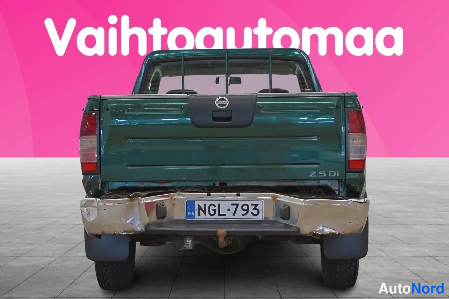 Takaa: Vihreä poimuttu mies suoraan takaa kuvattuna.