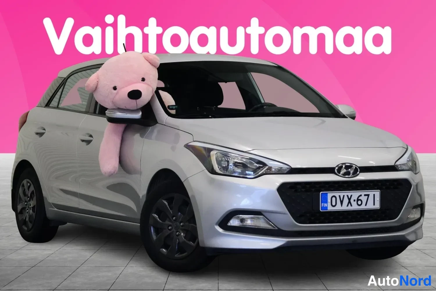 Etuviisto, nokka oikealle: Hyundai i20 -mallin etunäyttö vasemmalta kolmannelta, hopeinen korirakenne; rekisterikilpi.