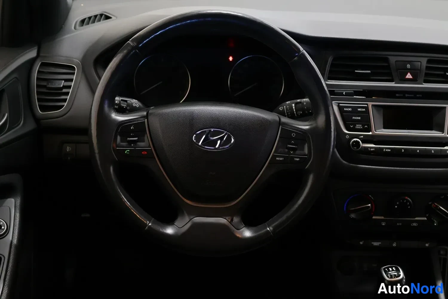 Muu: Hyundai-ohjauspyörä ja kojelauta, keskikonsoli radionapeilla.