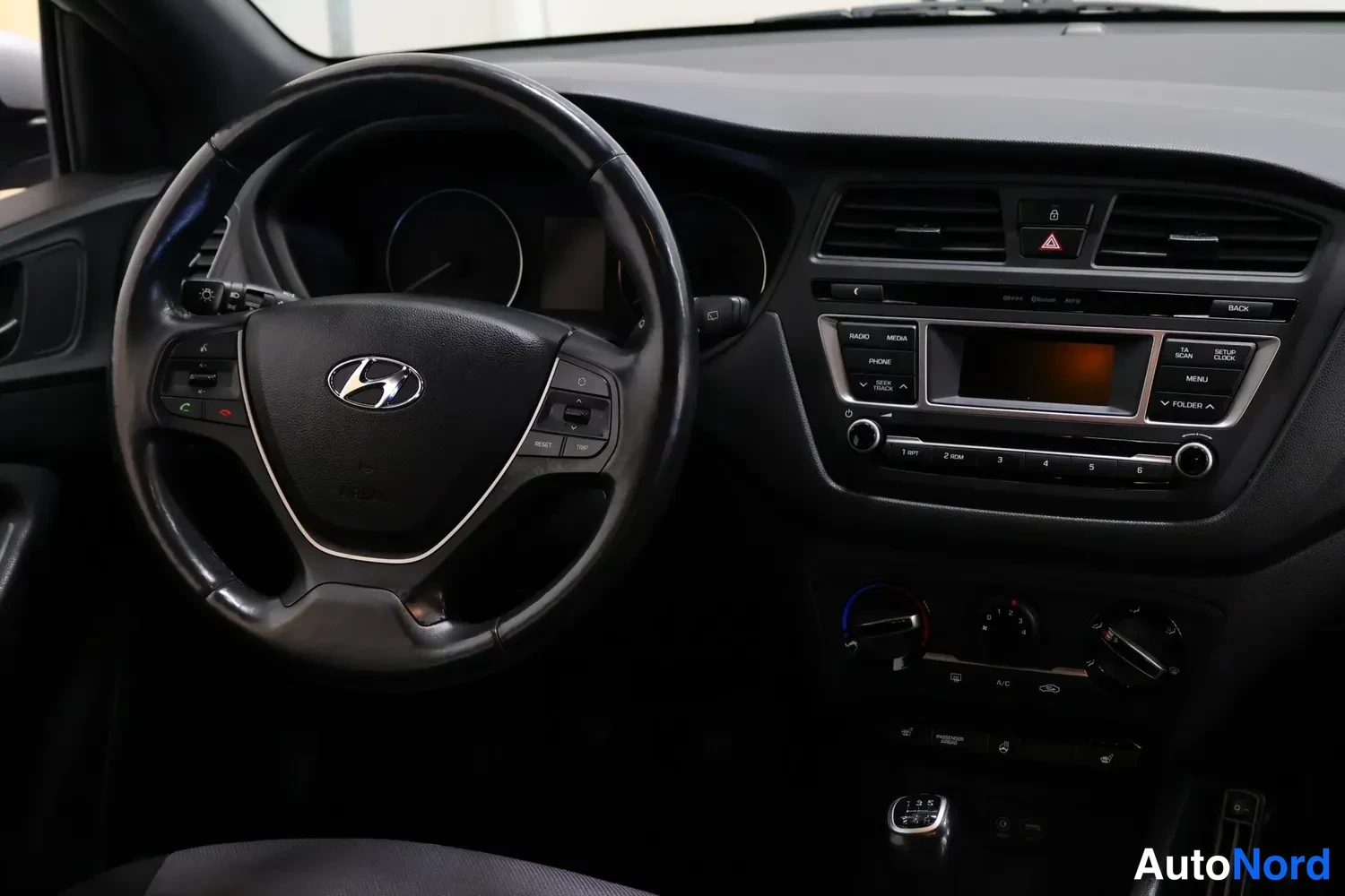 Muu: Hyundai-ohjauspyörä, radio- ja audiohallinta keskikonsolissa.