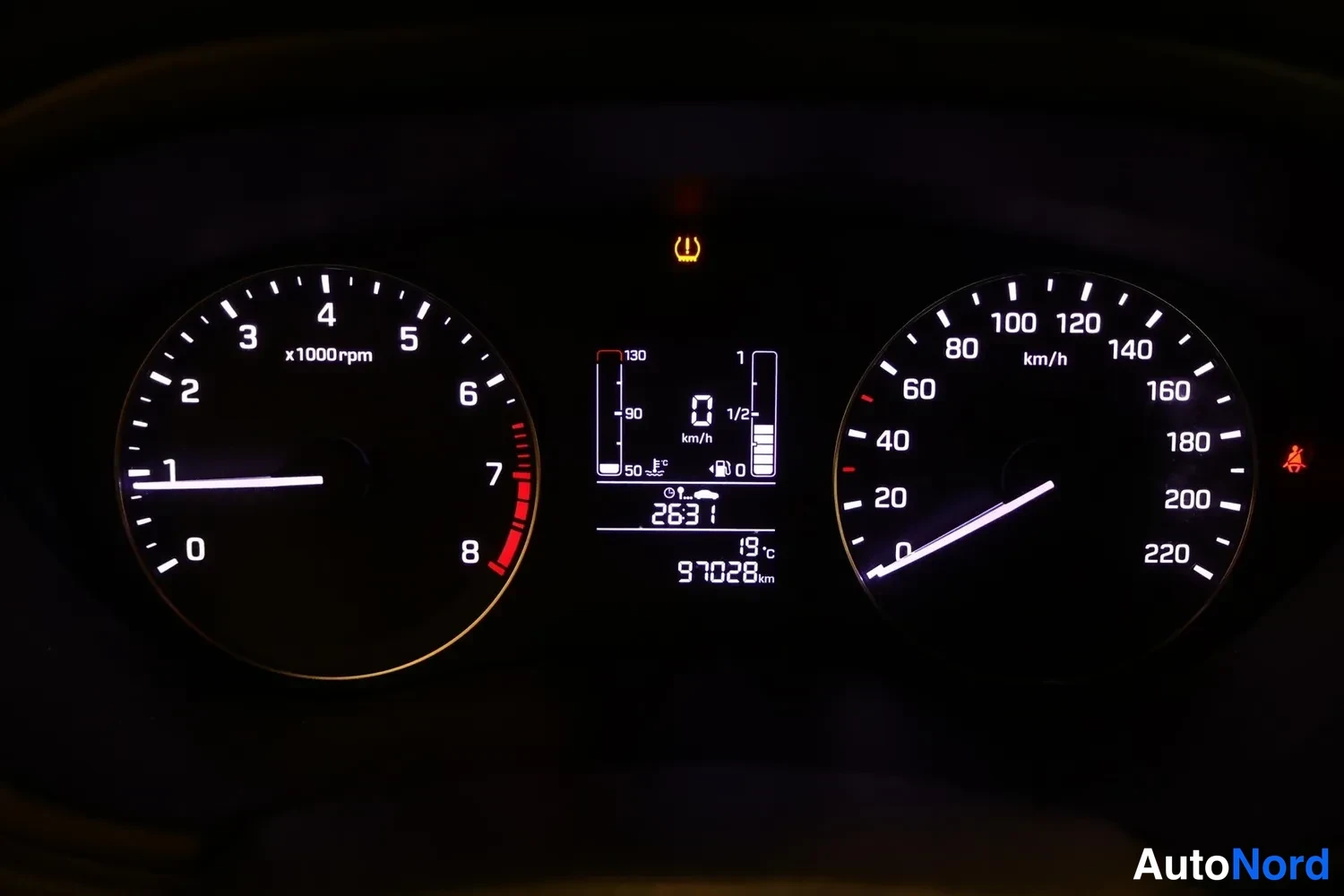 Muu: Kojelaudan mittaristo: nopeusmittari ja kierrosmittari, matkamittari 97028 km.