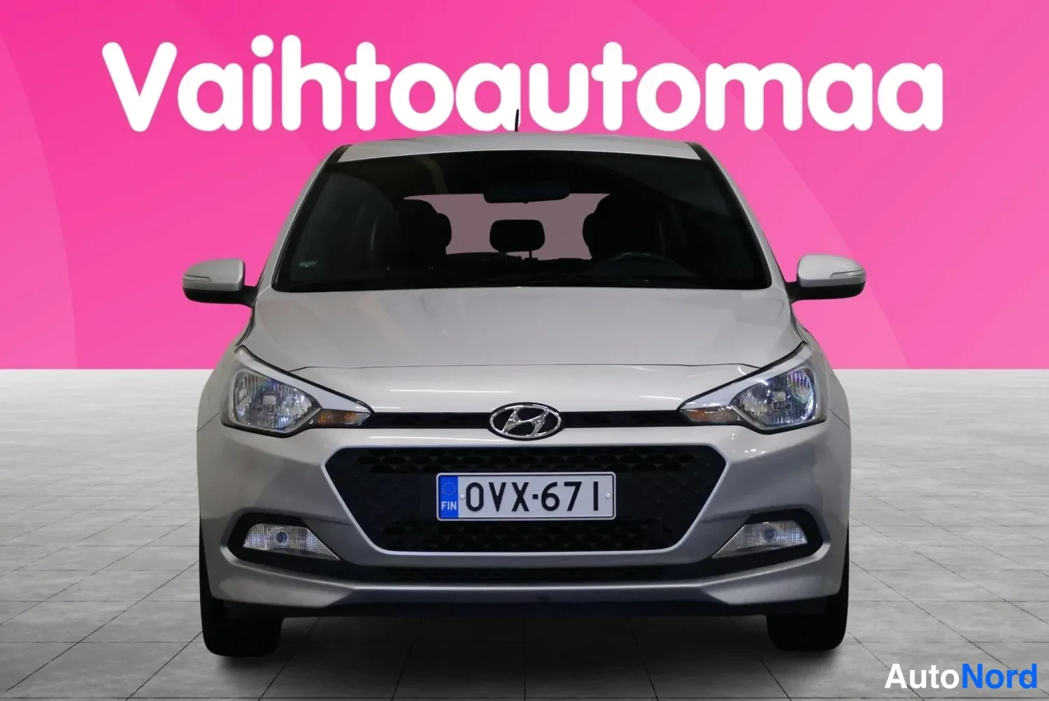 Edestä: Hyundai i20 -mallin suora etunäyttö edestä, hopeinen korirakenne; rekisterikilpi.