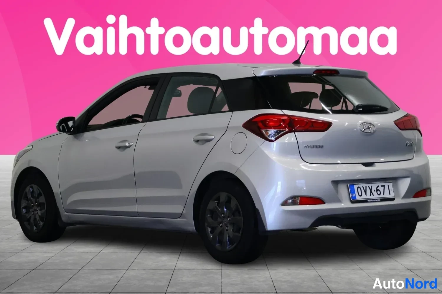 Takaviisto: Hopeanharmaa Hyundai i20 -viistoperä takakulmasta, rekisteritunnus.