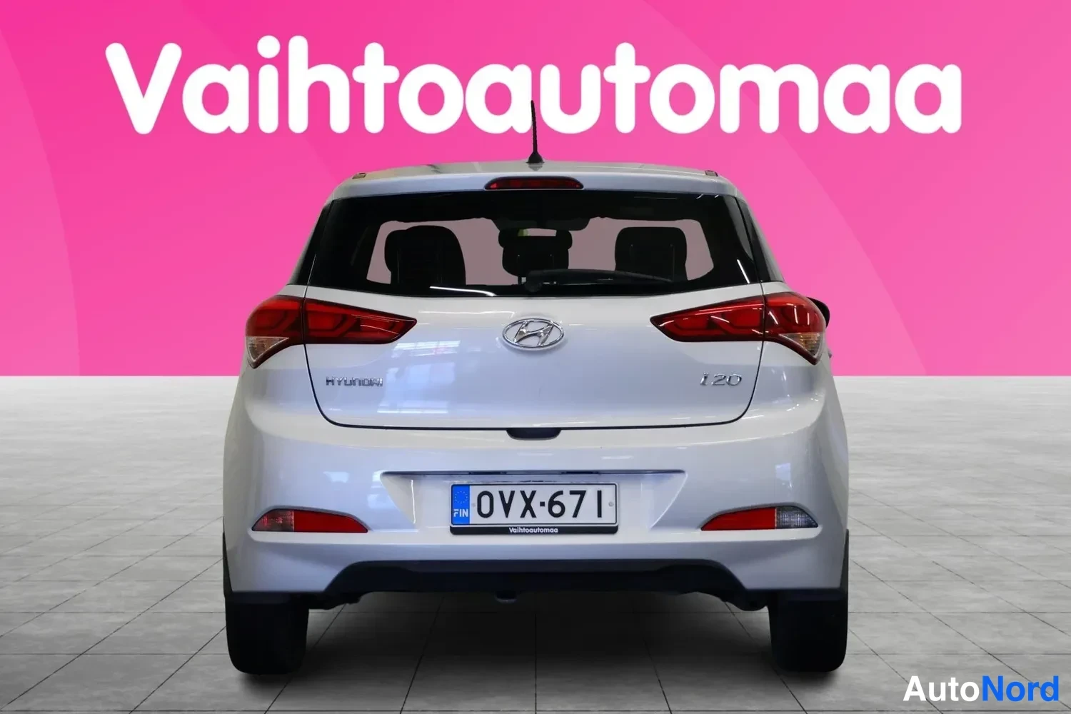 Takaa: Hyundai i20 -viistoperän takapuoli suoraan takaa, takavaloissa ja rekisteritunnus.