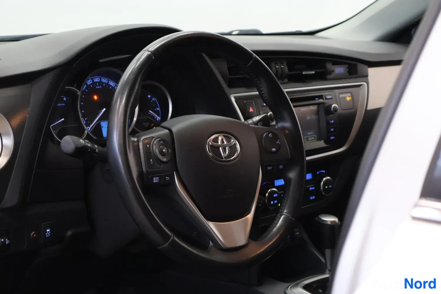 Muu: Toyota-merkkinen ohjauspyörä, kojelaudan mittarit ja manuaalivaihteen vaihteenkeksi