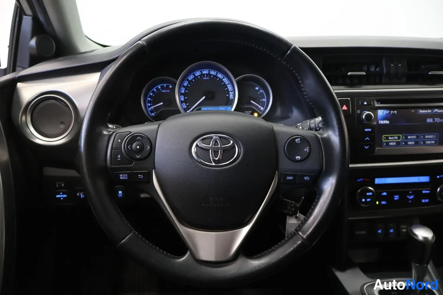 Muu: Ohjaamosta(?) ohjauspyörä Toyota-merkillä ja kojelaudan merkkivalot, automaattivaihteisto, radio.