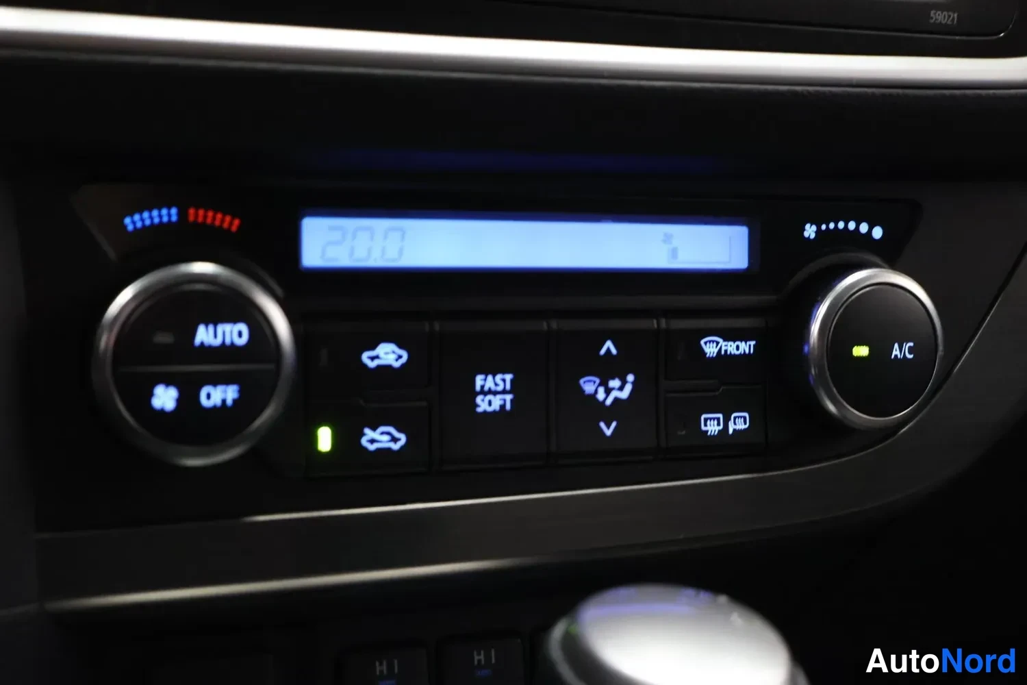 Muu: Ilmastointilaitteen keskikonsoli, näytössä 20.0, napit AUTO, OFF, FRONT ja A/C.