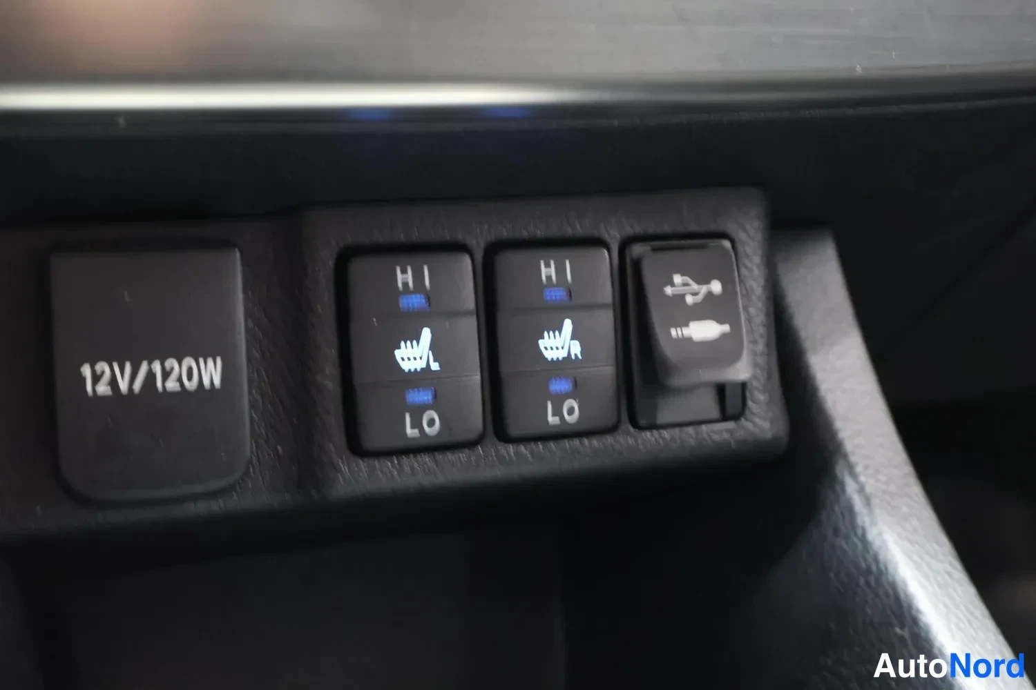 Muu: Konsolissa 12V/120W-pistorasia, kaksi lämmityskytkintä (HI–LO) vasemmalle ja oikealle sekä USB-liitin.