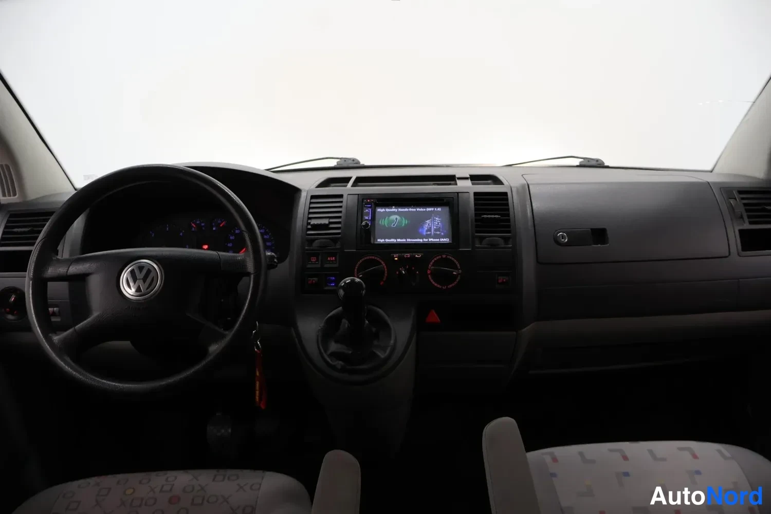 Muu: Volkswagenin kojelauta: ohjauspyörä, kosketusnäytöllinen multimedialaite, ilmastointisäätimet ja käsivaihtaja.