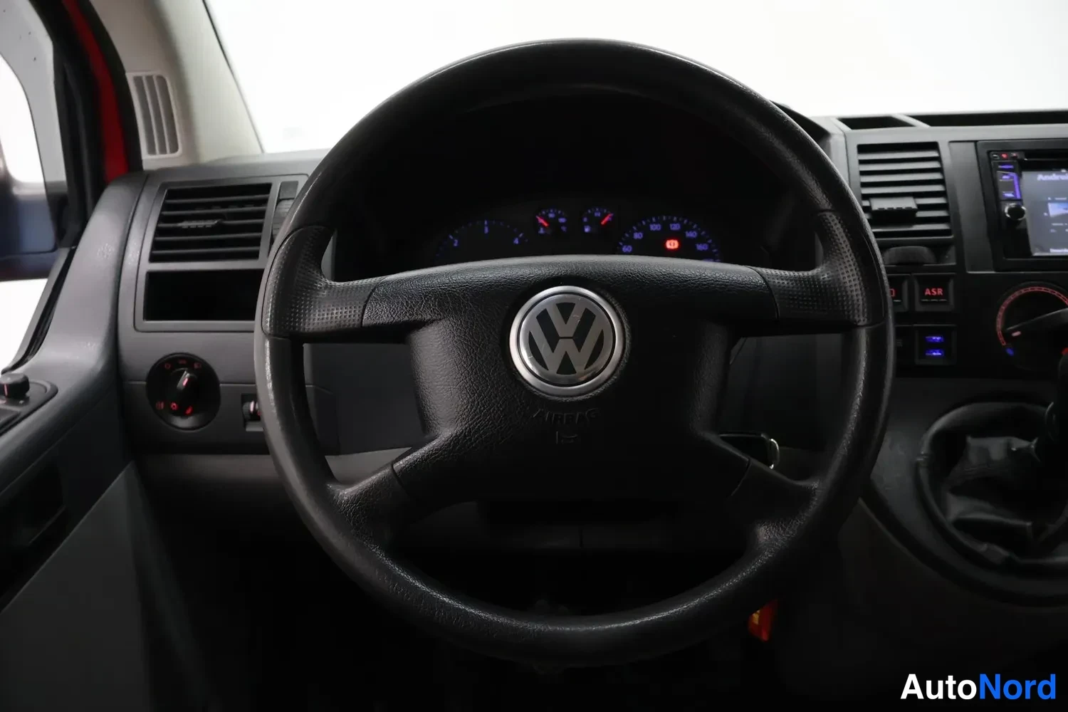 Muu: Lähikuva Volkswagenin ohjauspyörästä ja mittaristosta, joissa merkkivalot ovat päällä.