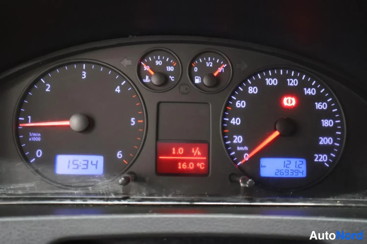 Muu: Mittaristo näyttää mittarilukeman 269399 km, polttoainetankin lähes tyhjänä ja lämpötilan 16,0 °C.