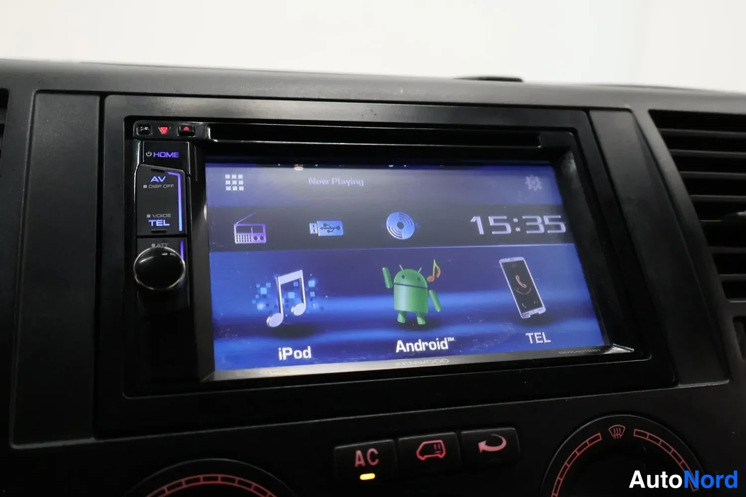 Muu: Pioneerin monimedia-autoäänentoistin, näytöllä iPod-, Android- ja TEL-valikot; A/C-napit kojelaudassa.