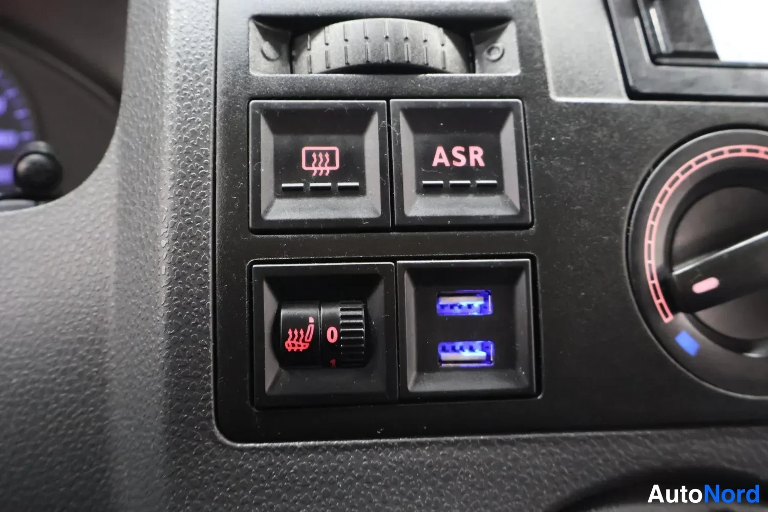 Muu: Kojelaudan kytkinpaneeli: ASR-nappi, takalasinlämmitin, vyötlämmittimen säädin ja kaksi USB-porttia.