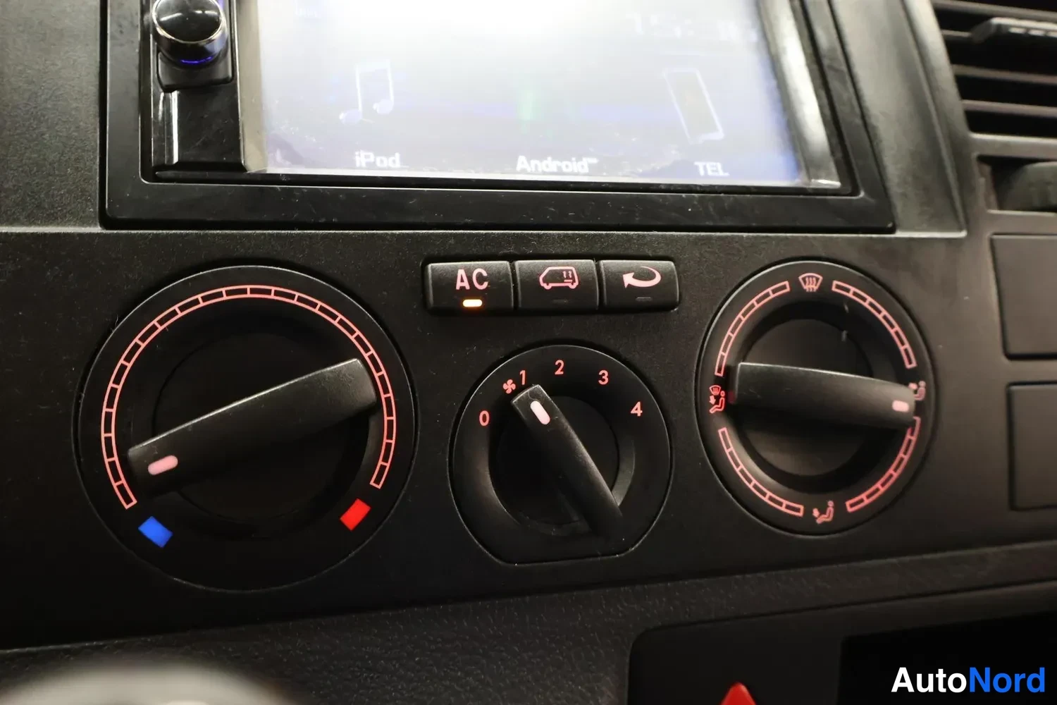 Muu: Keskihindan ilmastointipaneeli AC-napilla ja kahdella säätönupilla, yläpuolella kosketusnäyttöradio (iPod, Android, TEL).