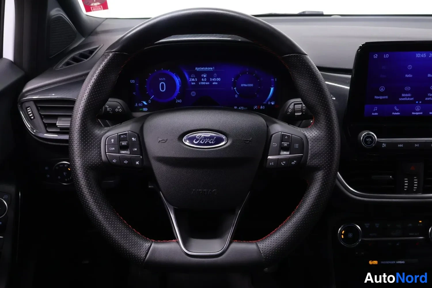 Etuviisto: Ford-merkkinen ohjauspyörä, digitaalinen mittaristo ja keskinäyttö; mittaristo näyttää 0 km/h ja 236.5 km matkaa