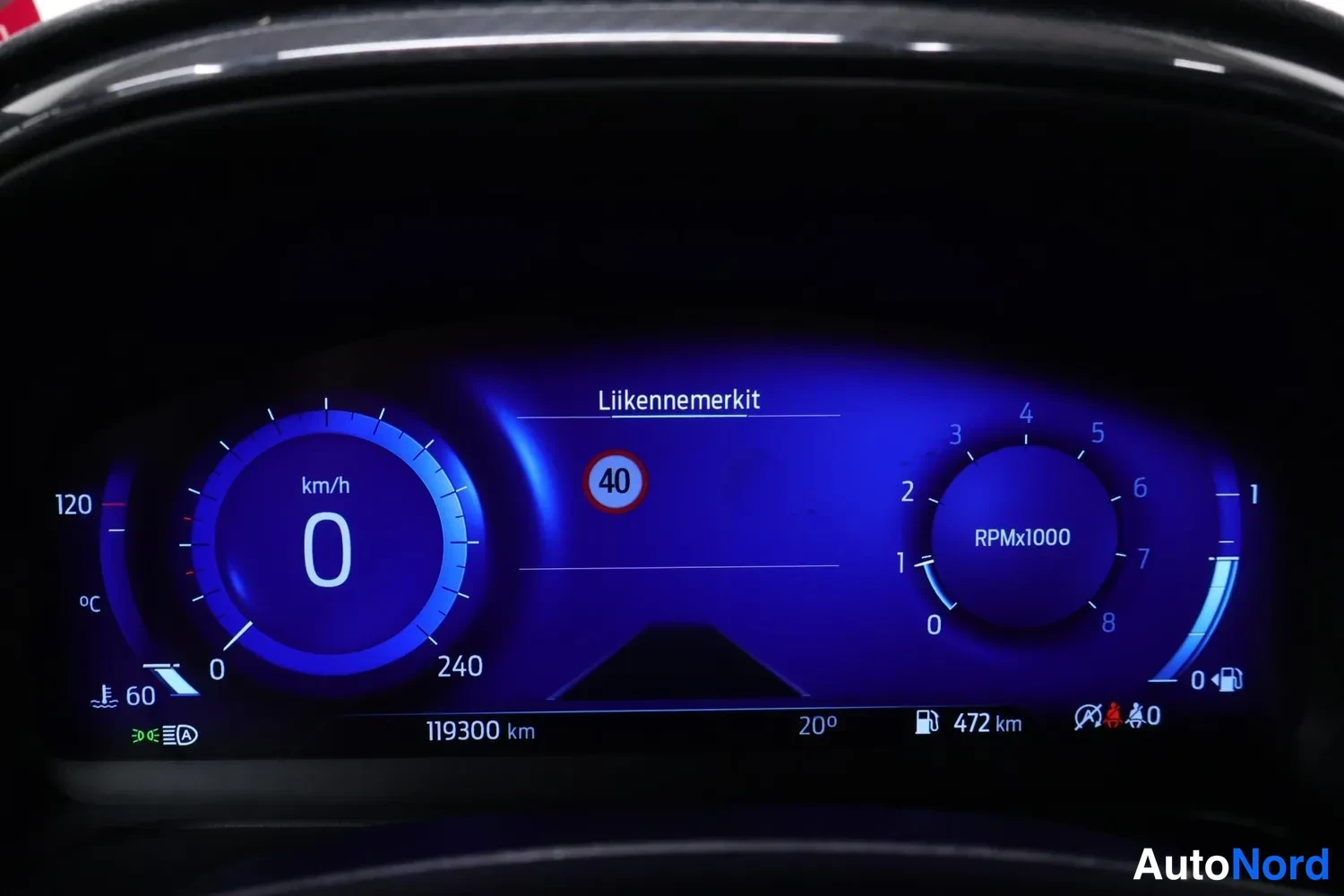 Etuviisto: Digitaalinen mittaristo näyttää 0 km/h, kaikki matkaa 119300 km, loppumatkan 472 km ja Liikennemerkit-toiminnon