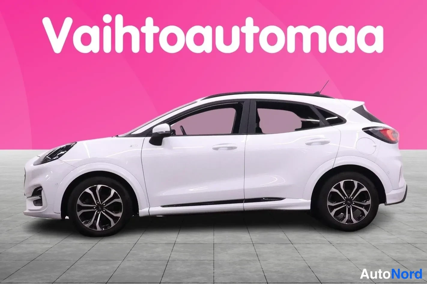 Sivulta: Valkoinen Ford Puma sivulta oikealta, mustat vanteet, pinkki tausta.