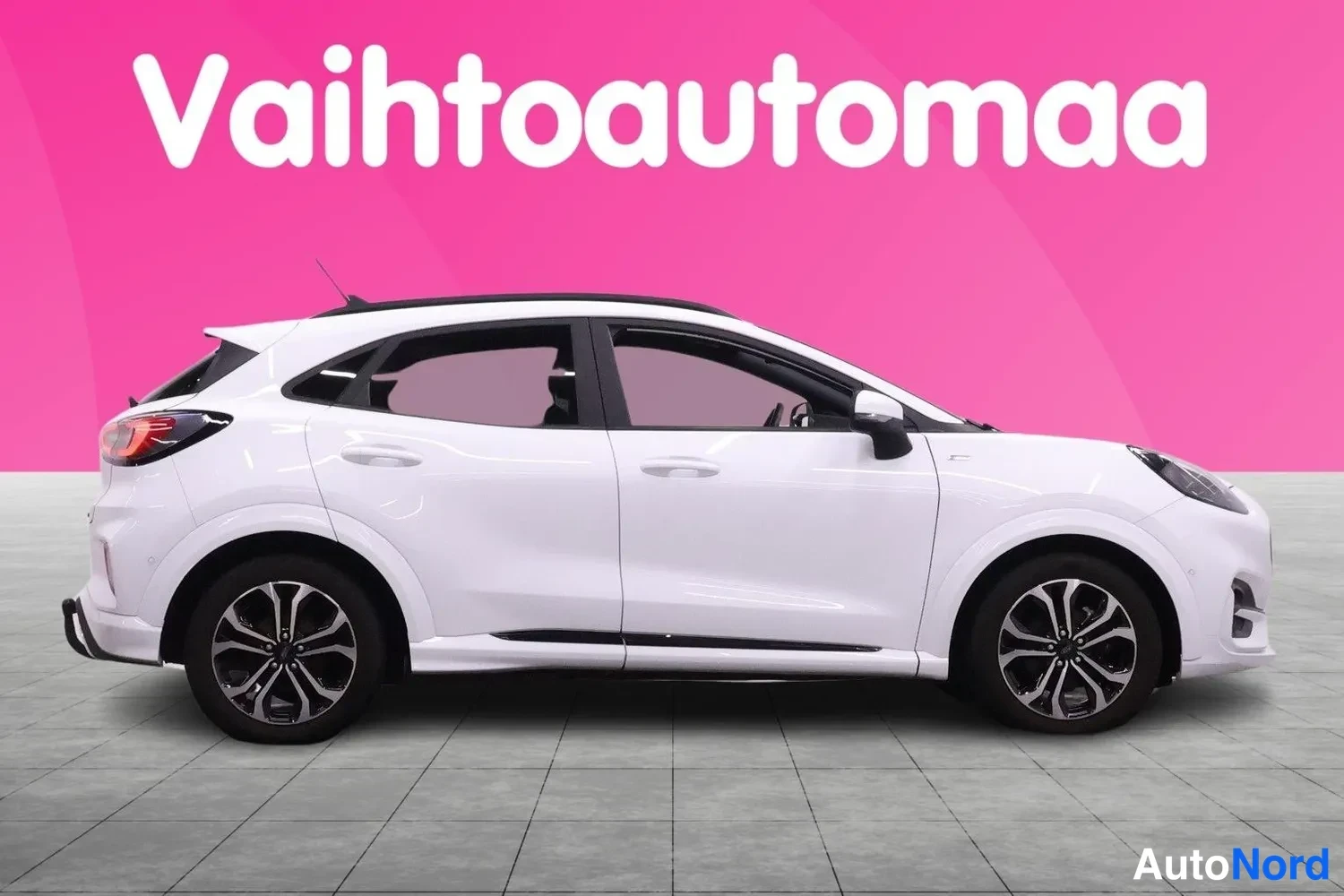 Etuviisto, nokka oikealle: Ford Puma, valkoinen autoculman kylki-etuosa näkyvissä kylki, etuvalo ja musta kattosuunnittelu