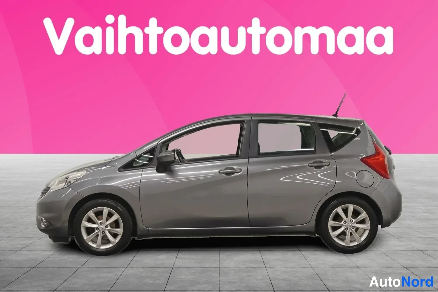 Sivulta: Nissan Note farmariauto sivulta, kori harmaa metalliväri