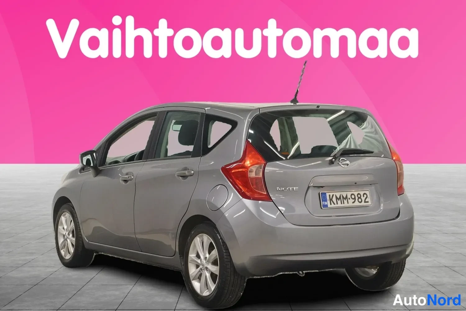 Takaviisto: Nissan Note farmariauto taka-alakulmasta, kori harmaa metalliväri