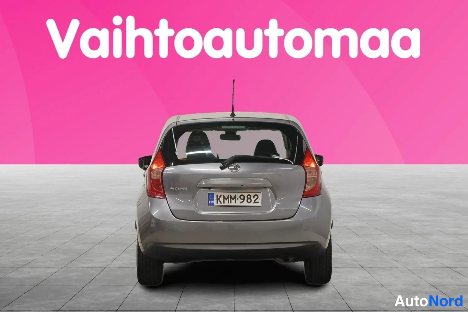 Takaa: Nissan Note farmariauto takaa suoraan, kori harmaa metalliväri