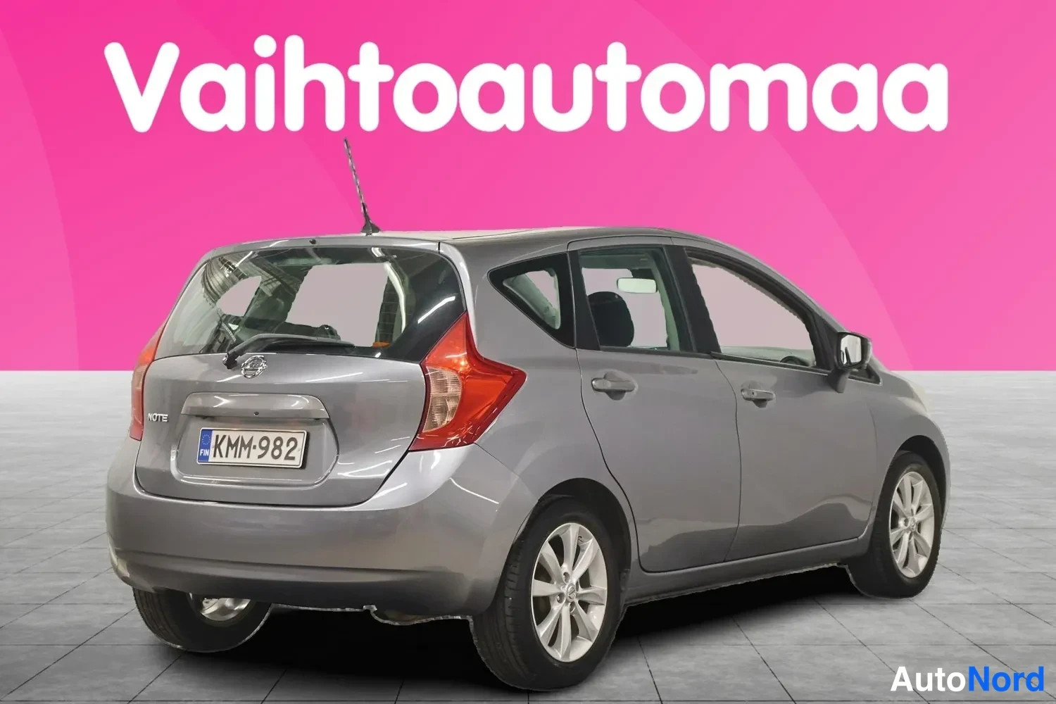 Takaviisto: Nissan Note -automobiili takaviistosta valokuvattuna, harmaa koripinta ja rekisterikilpi näkyvissä.