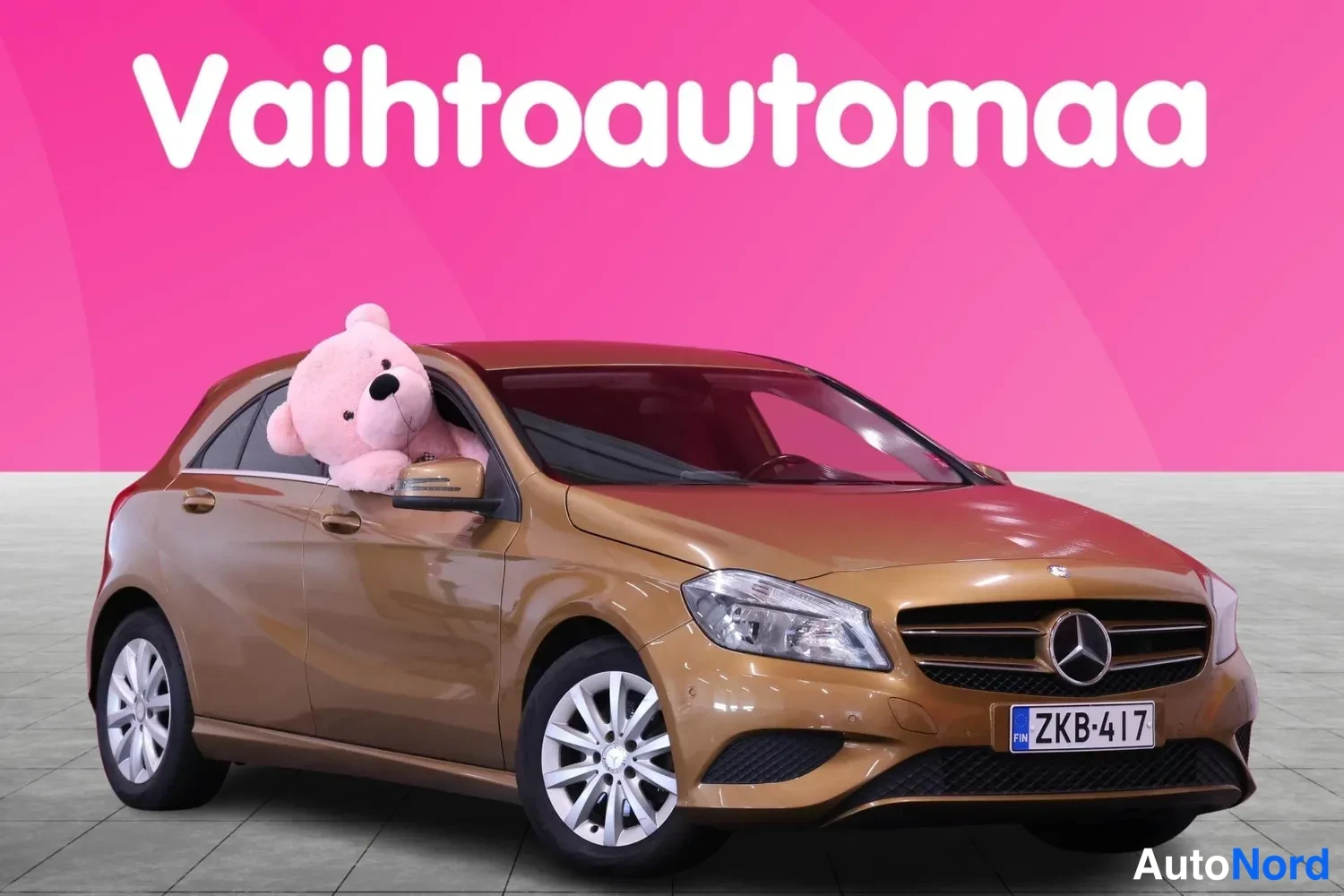 Etuviisto, nokka oikealle: Mercedes-Benz A 180 etuviisto oikealta, kuparinruskea hatchback, rekisteritunnus.