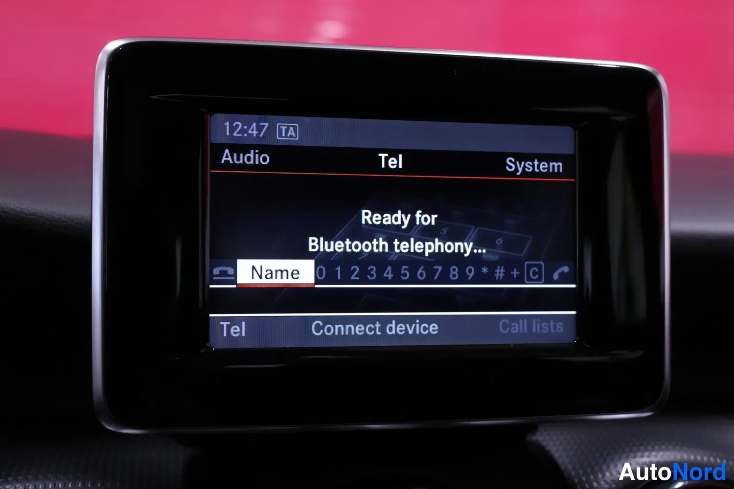 Muu: Auton kojelaudan näyttö näyttää puhelinvalikkoa, jossa lukee 'Ready for Bluetooth telephony...' ja aikaa 12:47.