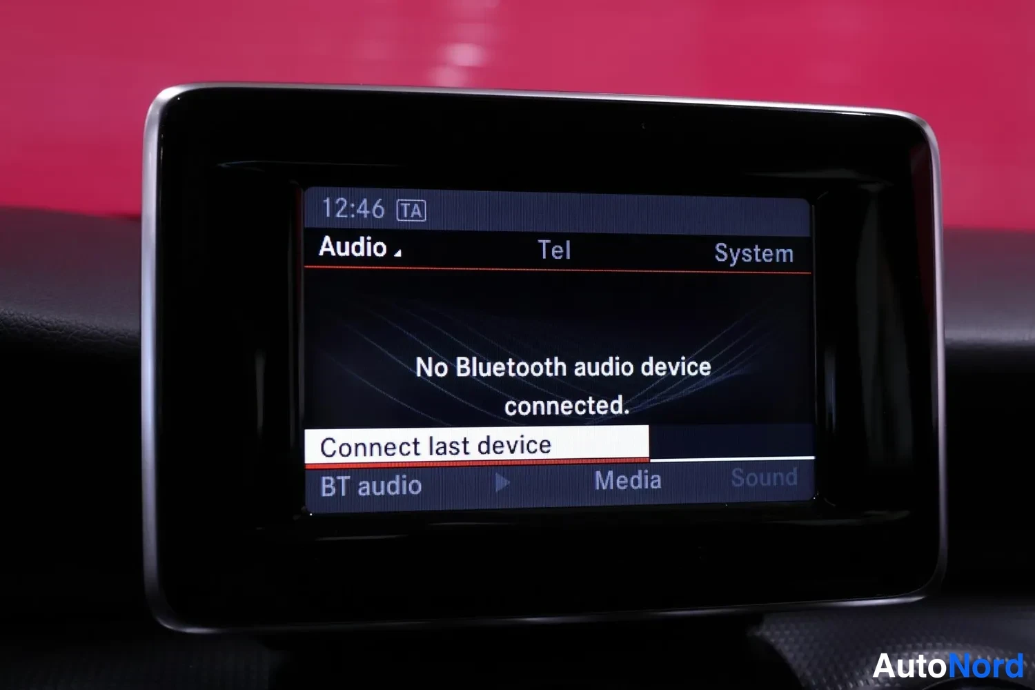 Muu: Auton kojelaudan näyttö näyttää Bluetooth-äänivalikkoa tekstillä 'No Bluetooth audio device connected.' ja aikaa 12:46.