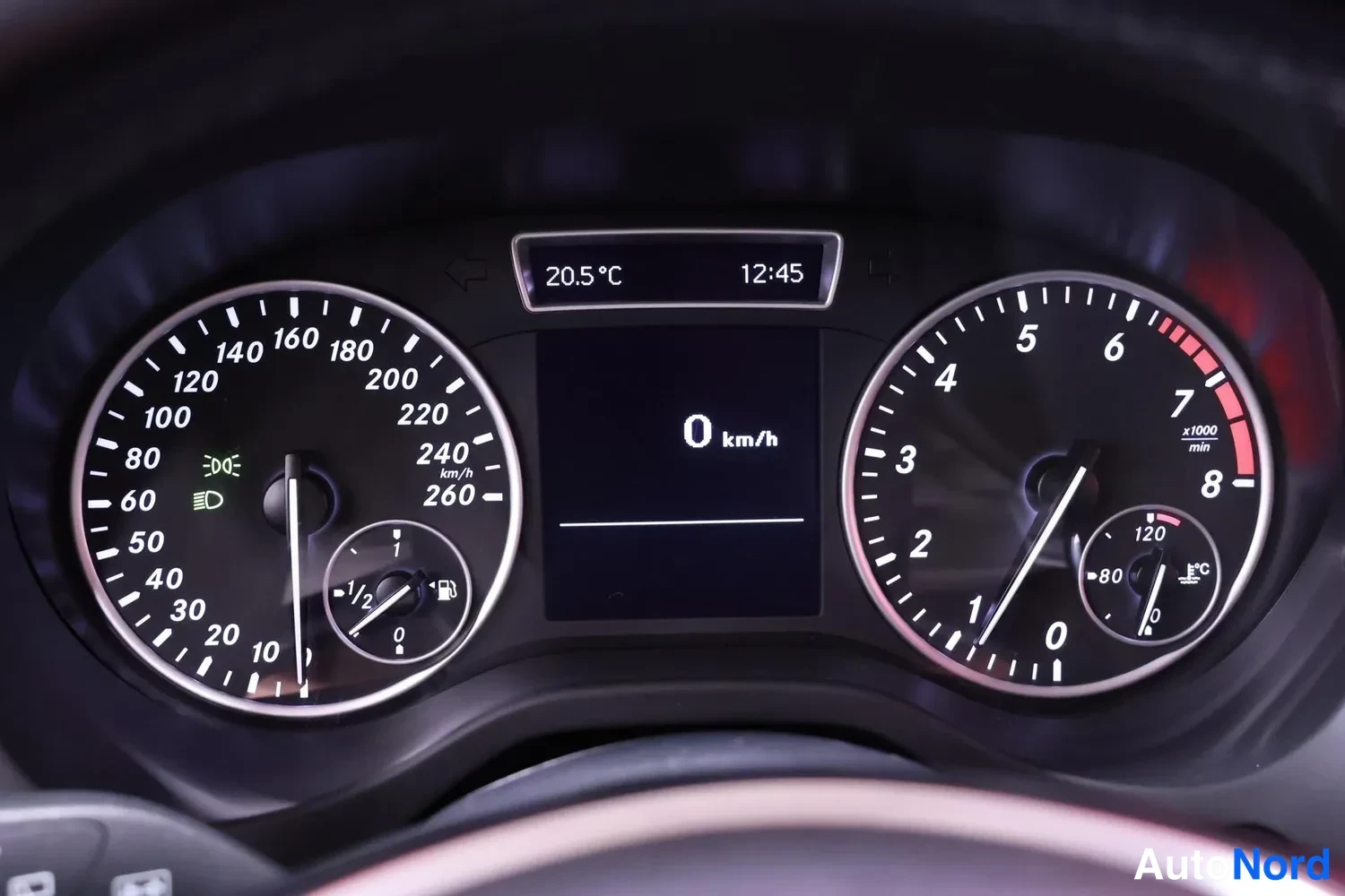 Muu: Mercedes-Benzin mittaristo: nopeusmittari asteikolla 0–260 km/h, kierroslukumittari 0–8 x1000/min, keskellä näyttö 0 km/h, lämpötila 20,5 °C ja kellonaika 12:45