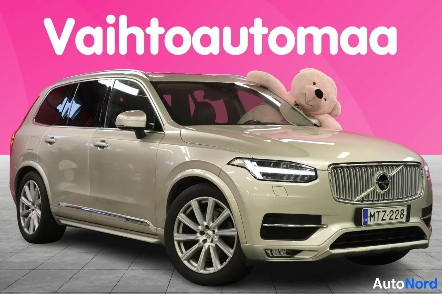 Etuviisto, nokka oikealle: Beige Volvo XC90 etukulmasta oikealta, rekisteritunnus, peili ja keula näkyvät.