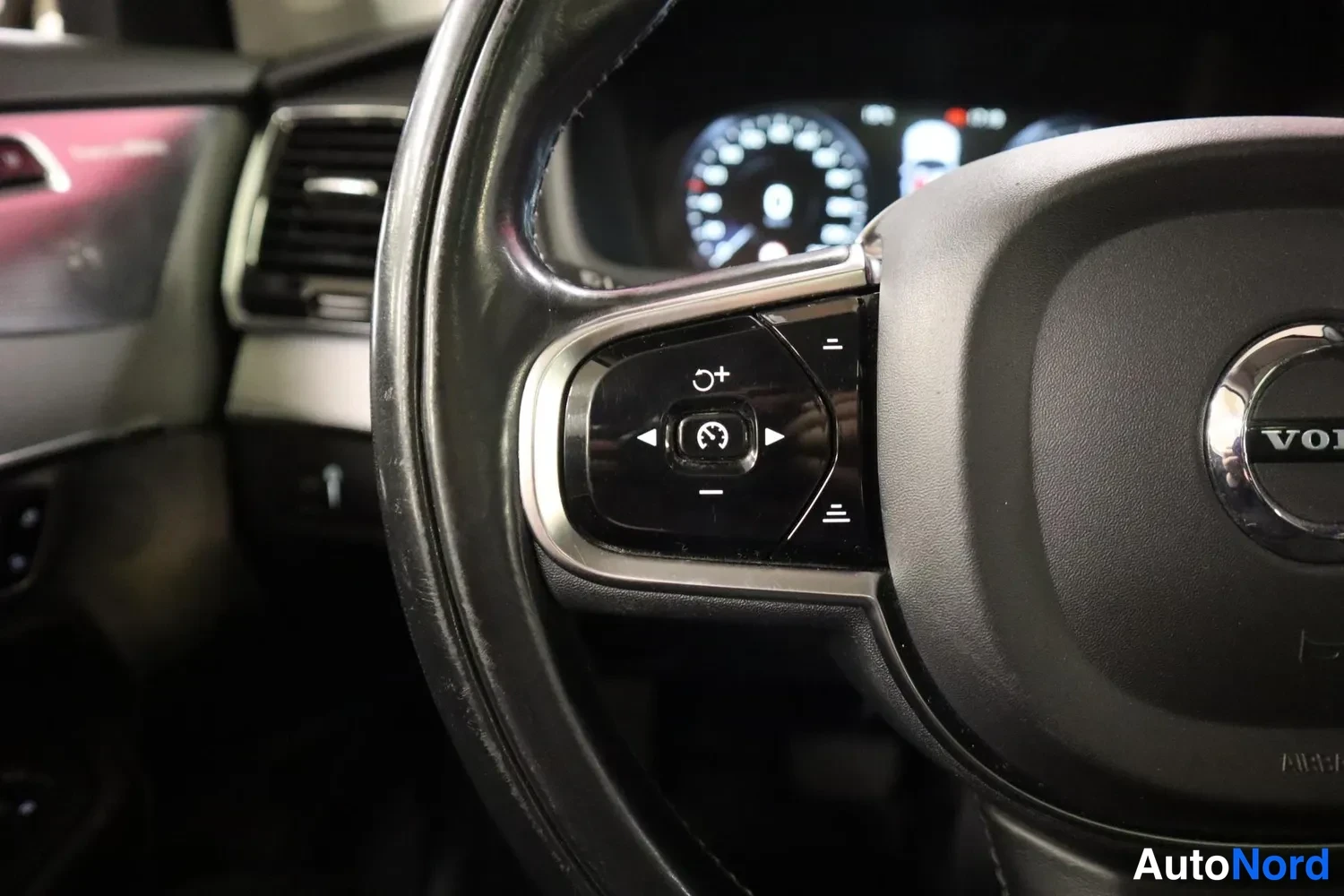Muu: Volvo-ohjauspyörän vasemman puolen painikkeet ja osittain näkyvä mittaristo.