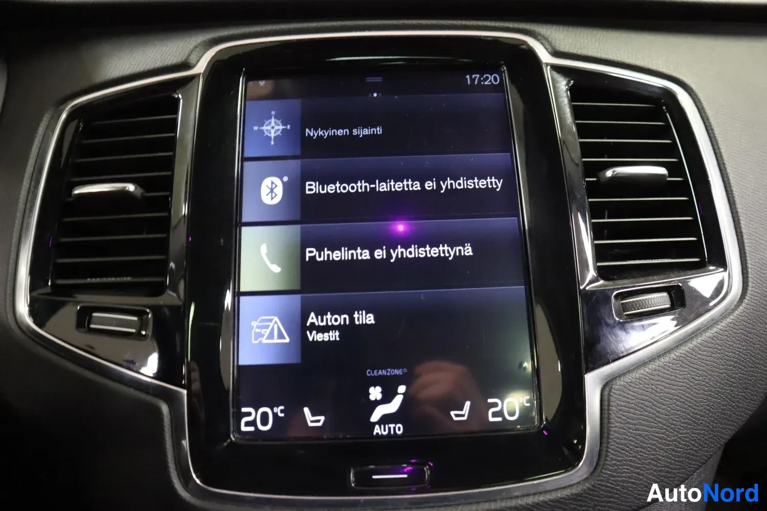 Muu: Auton keskikonsolin näyttö listaa tilatiedot: Nykyinen sijainti, Bluetooth-laite ei yhdistetty, Puhelinta ei yhdistettynä ja Auton tila Viestit, alareunassa ilm