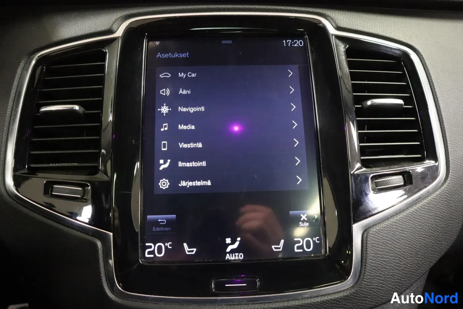 Muu: Keskinäytön Asetukset-valikko: My Car, Ääni, Navigointi, Media, Viestintä, Ilmastointi, Järjestelmä; molempien ilmastointialueiden lämpötila 20 °C.
