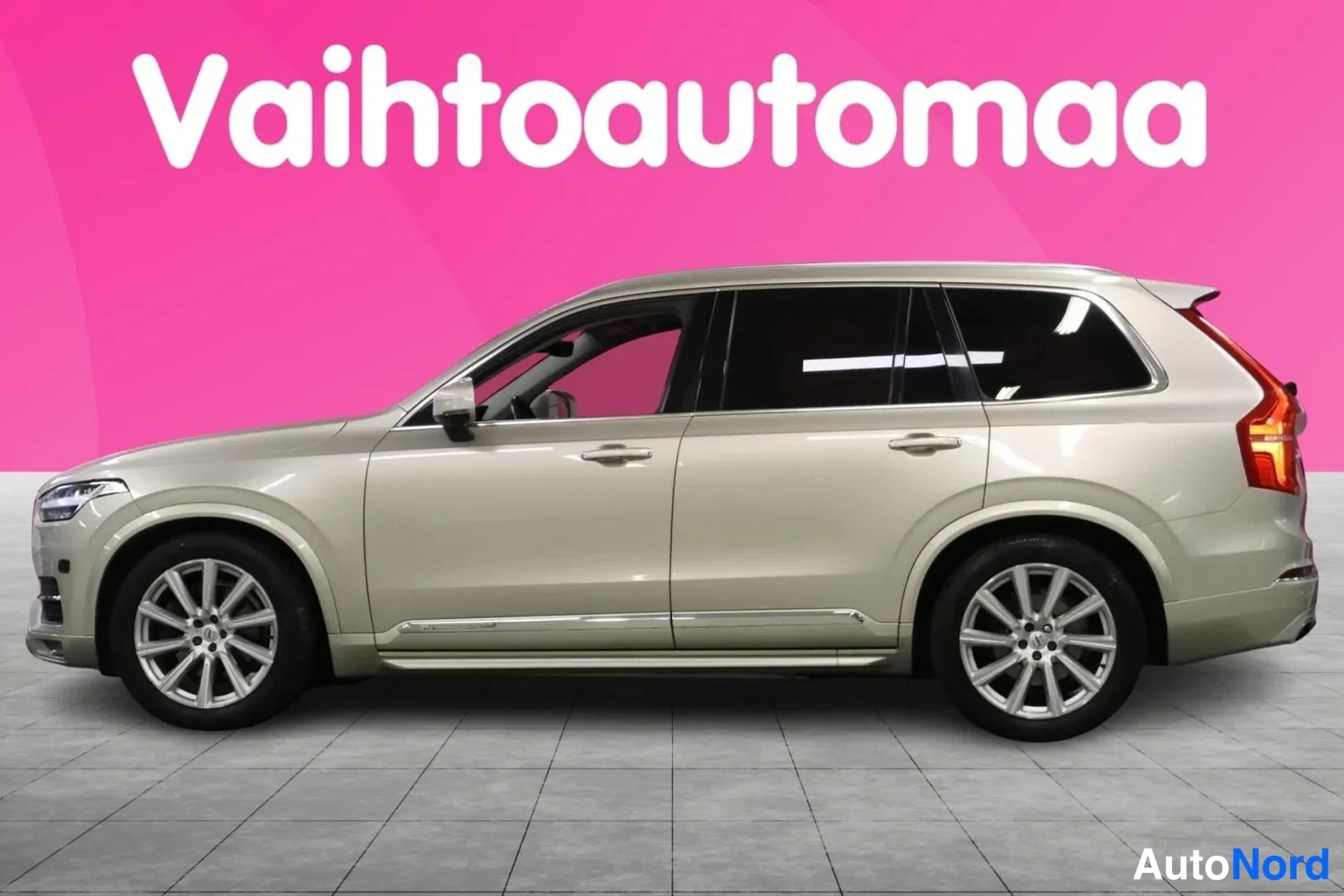 Takaviisto: Beige Volvo XC90 takakulmasta oikealta, takavalo ja kylki näkyvissä, hopeavanteet.