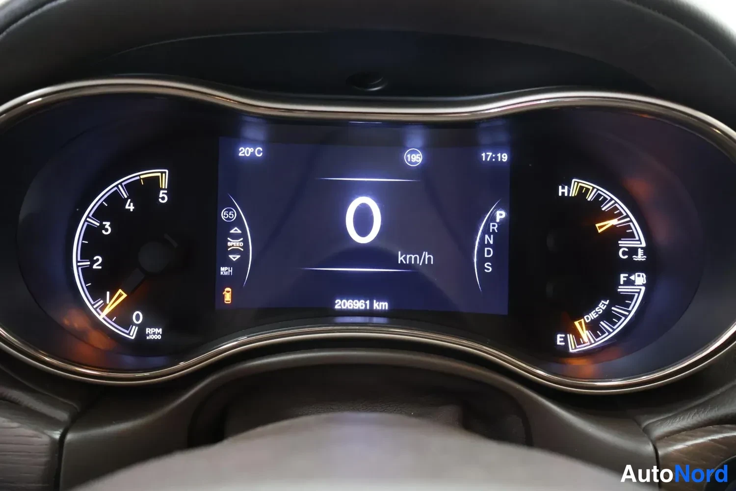 Muu: Kojelaudan mittaristo: digitaalinäyttö näyttää 0 km/h, lukuman 208961 km, lämpötilan 20°C, kellonajan 17:19 ja P-R-N-D-S-vaihtoehdot; analoginen kierroslukumitt