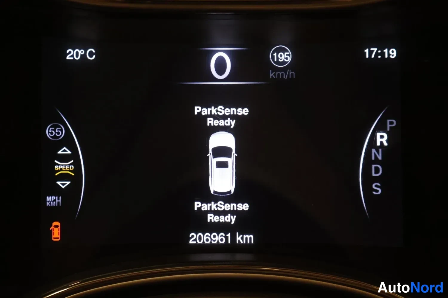Yksityiskohta: Kojelaudan näyttö: matkamittari 206961 km, ParkSense Ready -teksti ajoneuvon kuvakkeen ylä- ja alapuolella.