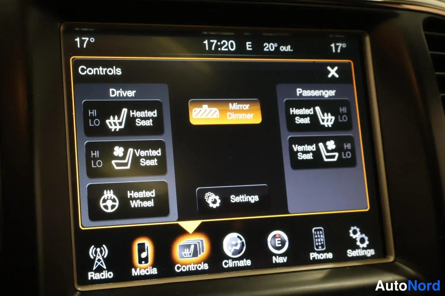 Yksityiskohta: Auton näytön Controls-näkymä: lämmitettävä istuin, tuuletettu istuin ja lämmitettävä ohjauspyörä kuljettajalle sekä lämmitettävä ja tuuletettu istuin matkustaja