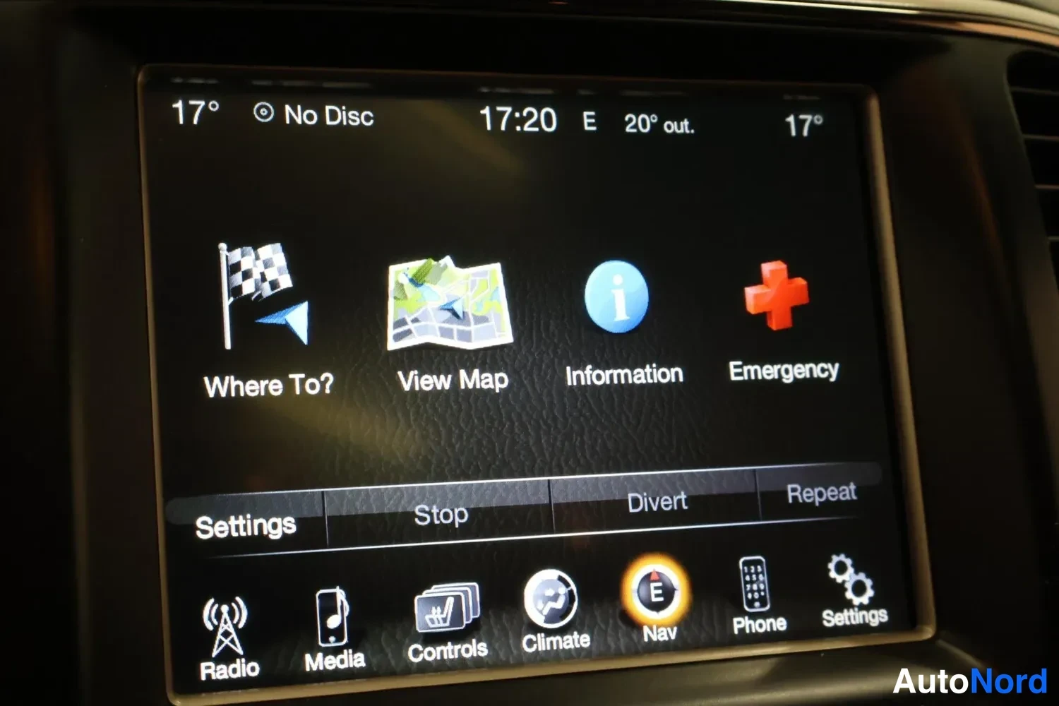 Yksityiskohta: Infotainment-näytön navigaatiovalikko painikkeilla Where To?, View Map, Information ja Emergency.
