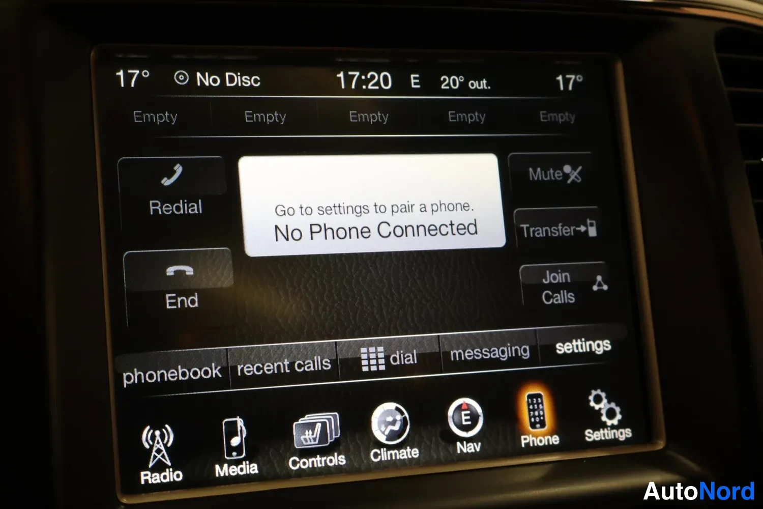 Yksityiskohta: Infotainment-näytön puhelinvalikko ilman kytkettyä puhelinta: 'No Phone Connected', alarivissä phonebook, recent calls, dial, messaging ja settings.
