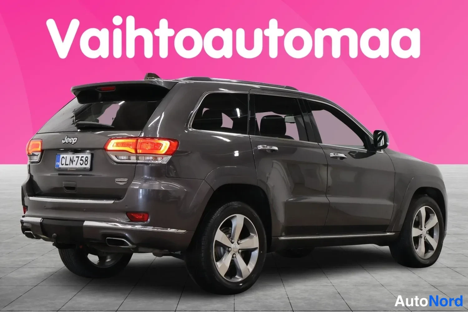 Takaviisto: Auton takakulma oikealta: Jeep-merkki, rekisterikilpi ja kylki näkyvät pinkillä taustalla.