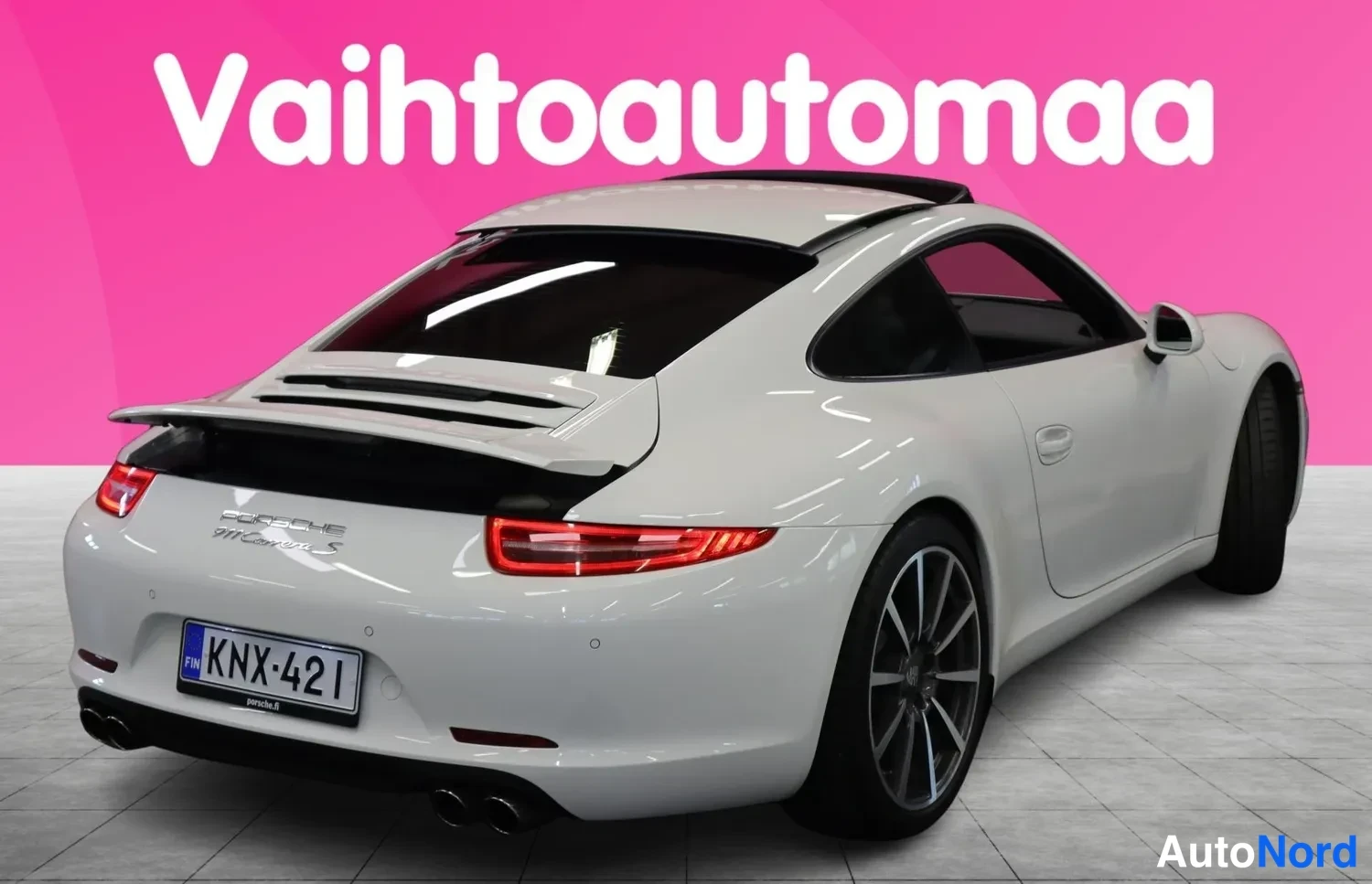 Takaviisto: Porsche 911 Carrera S -auton takakulma oikealta, valkoinen kori, lasikatto ja -kilpi.