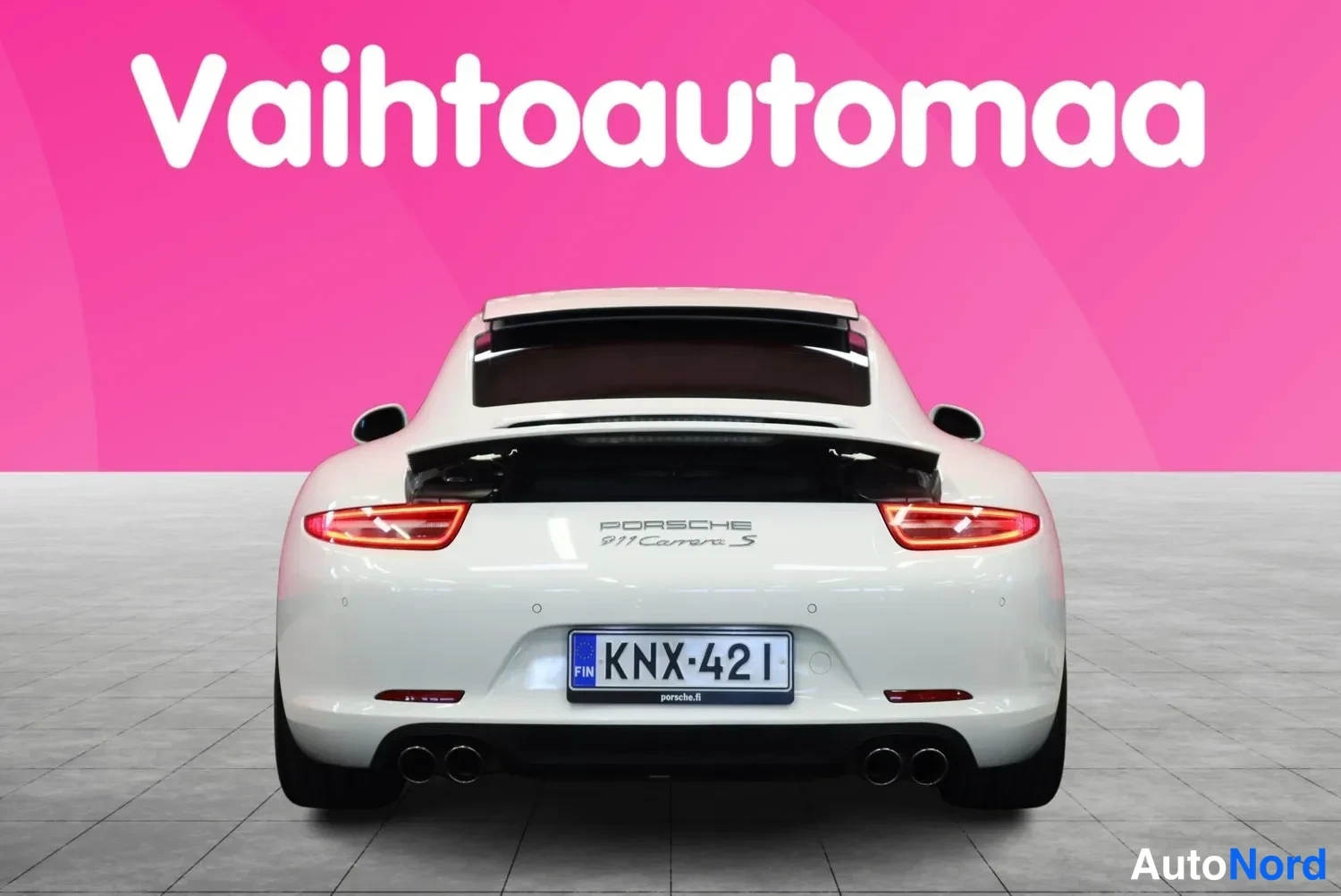 Takaa: Auton takaosa suoraan takaa: valkoinen urheiluauto, takavaloja, ensimmäinen estetiikka ja -rekisterikilpi.