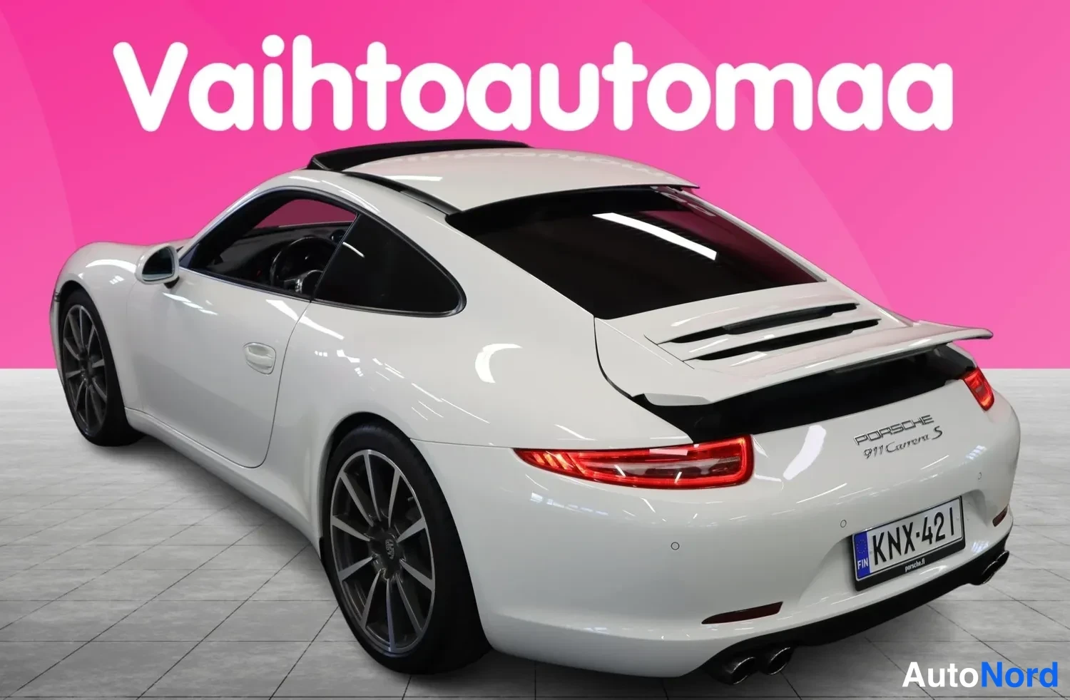 Takaviisto: Porsche 911 Carrera S -auton takakulma valkoisena, Rekisteritunnus, pinkki tausta.